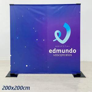 Backdrop Estrutura completa com base e tecido Tecido 100% Poliéster |  Base de Ferro Medidas 2,0 m x 2,0 m |  2,00 x 2,40 m 4x0 - Impressão em Látex HP  Tecido terá uma costura no meio, pois a largura da impressão é de 1.50. Material Produzido e Faturado por G.B Ltda