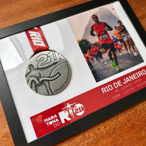 Quadro Medalha Corrida Opções Papel: Couche / Metálizado(Perolizado) A4 21x29,7 cm / A3 29,7x42cm 4/0 Sem verniz Corte Reto - NÃO inclui medalha Material Produzido e Faturado por P.M.G.E. Ltda