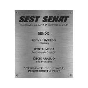 PLACA FOTOGRAVADA - FUNDO ESCOVADO - TEXTO RELEVO Chapa de latão, fundo escovado e moldura dourada Tamanhos variados 4x0  Texto relevo colorido. Material Produzido e Faturado por N.I.D.I. Ltda